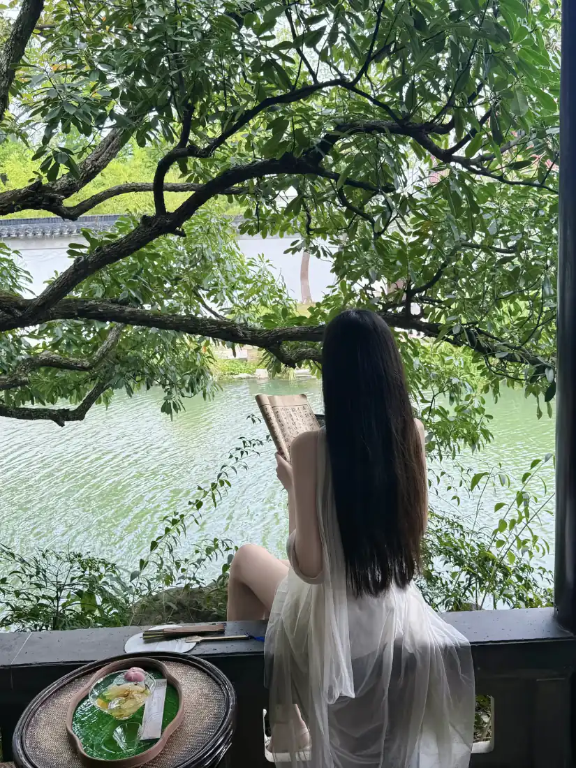 手机壁纸｜长发女生窗边看书背景图片 - 林间湖景休闲日常「哲风壁纸」
