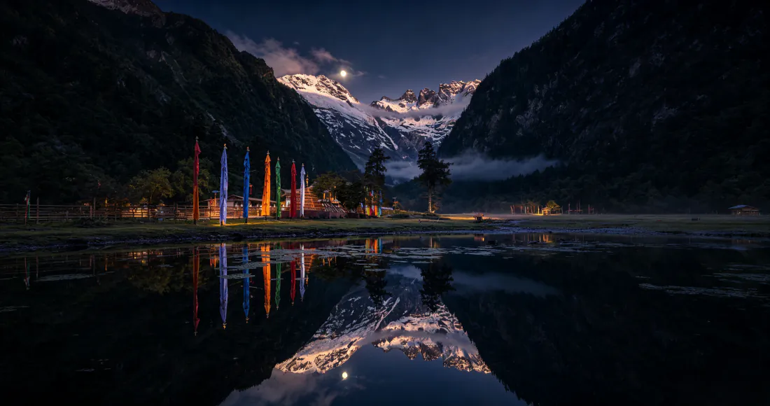 3k壁纸|高原圣湖月夜雪山倒影背景图片 - 湖畔经幡夜景「哲风壁纸」 3k壁纸|高原圣湖月夜雪山倒影背景图片 - 湖畔经幡夜景「哲风壁纸」