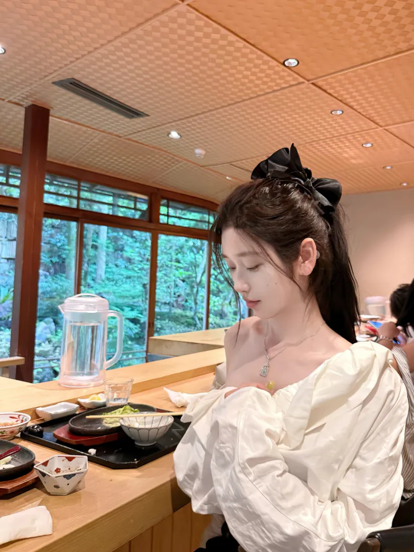 手机壁纸｜黑色蝴蝶结高马尾白衣少女餐厅吧台背景图片「哲风壁纸」
