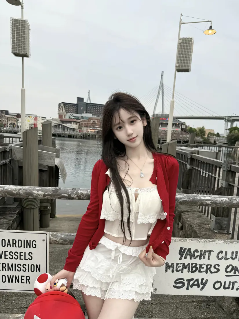 手机壁纸｜红衣白蕾丝美女码头写真背景图片 - 游艇码头长发少女「哲风壁纸」