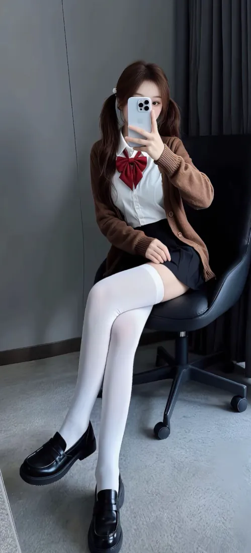 手机壁纸|JK制服双马尾少女对镜自拍 - 白丝过膝袜「哲风壁纸」 手机壁纸|JK制服双马尾少女对镜自拍 - 白丝过膝袜「哲风壁纸」