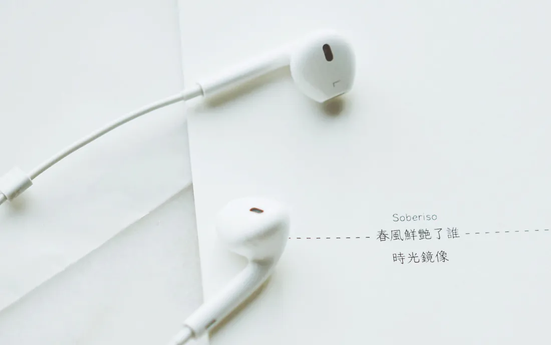 2k壁纸｜白色有线耳机简约清新背景图片 - 小治愈「哲风壁纸」