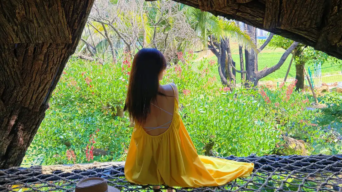 3k壁纸｜黄色露背长裙美女 林间吊床背影写真背景图片「哲风壁纸」
