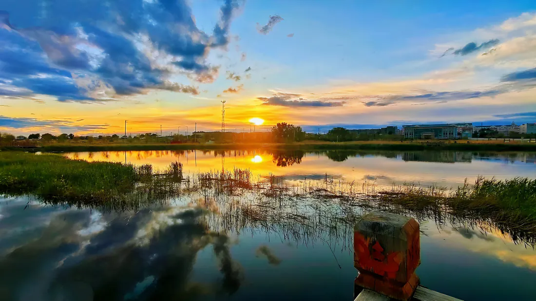 4k壁纸｜湖景日落自然风景背景图片 - 湿地水面倒影「哲风壁纸」