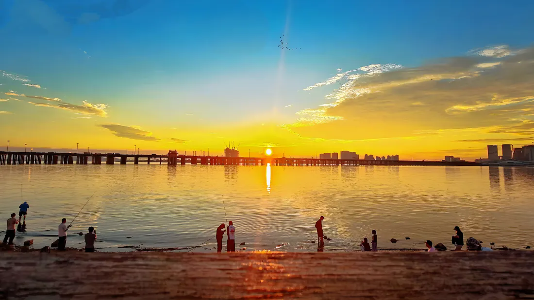 4k壁纸｜海景日落背景图片 - 深圳湾跨海大桥海滩人物剪影「哲风壁纸」