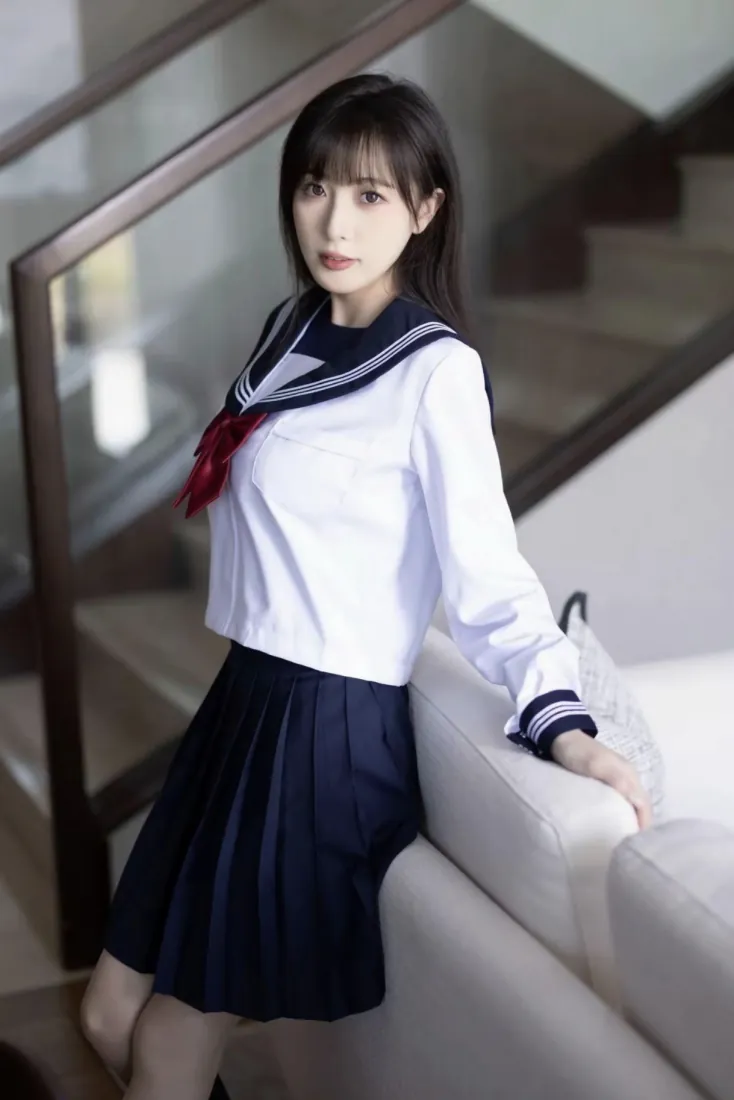 手机壁纸｜日系水手服清纯少女室内沙发倚靠写真背景图片「哲风壁纸」