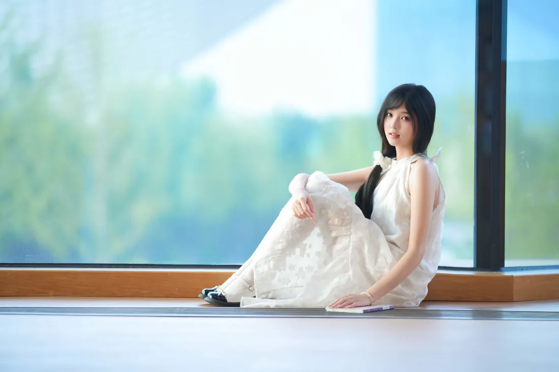 4k壁纸｜窗边白裙少女 黑长直室内清新写真背景图片「哲风壁纸」