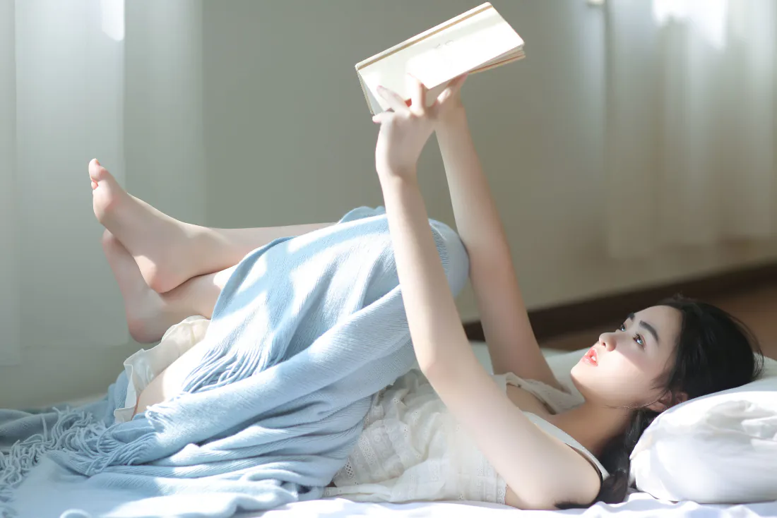 4k壁纸｜居家阅读少女写真背景图片 - 躺卧举书居家少女「哲风壁纸」