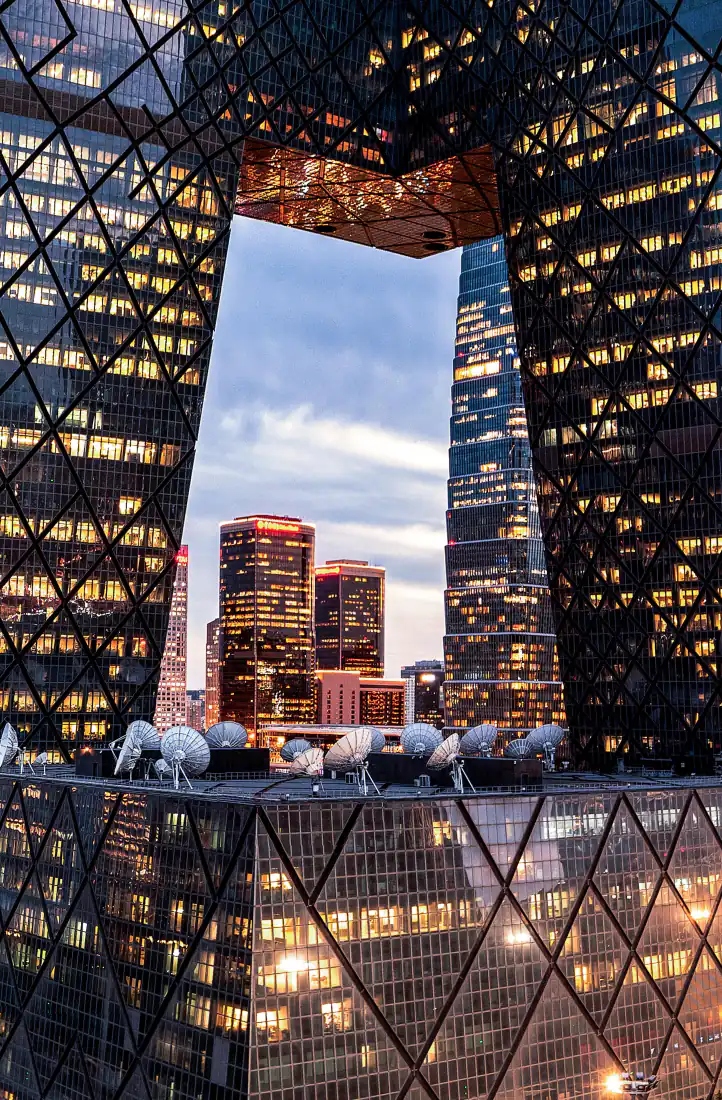手机壁纸｜央视总部大楼黄昏城市夜景背景图片 - 北京CBD摩天楼「哲风壁纸」