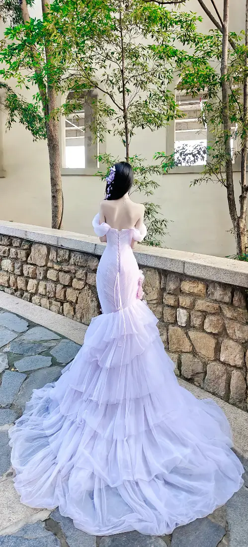 手机壁纸|户外露背鱼尾婚纱新娘背影背景图片 - 石墙庭院「哲风壁纸」 手机壁纸|户外露背鱼尾婚纱新娘背影背景图片 - 石墙庭院「哲风壁纸」