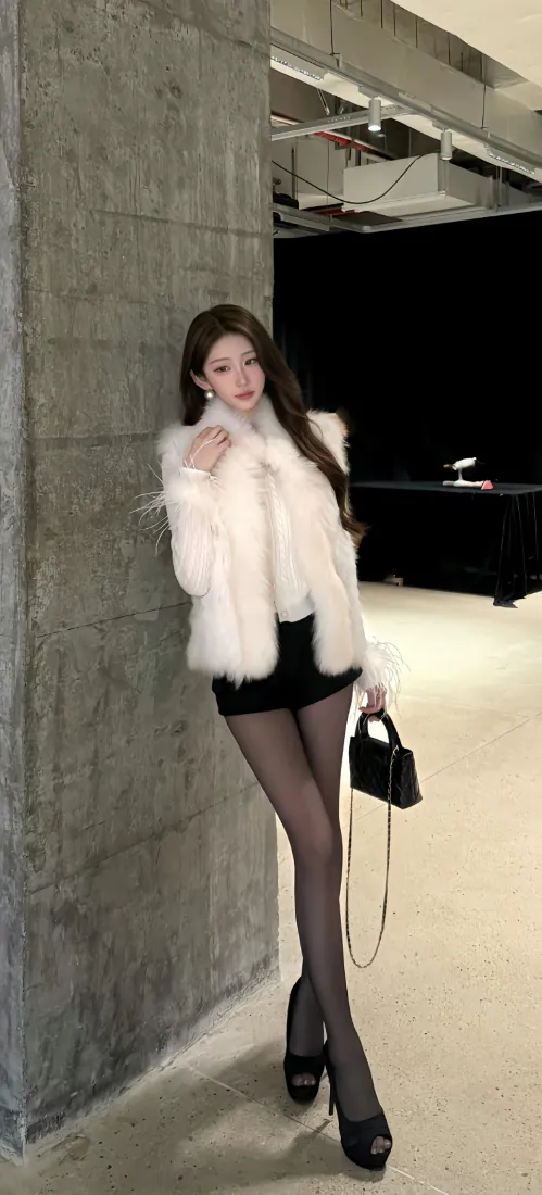 手机壁纸｜皮草美女室内倚靠 - 黑丝高跟时尚穿搭写真「哲风壁纸」