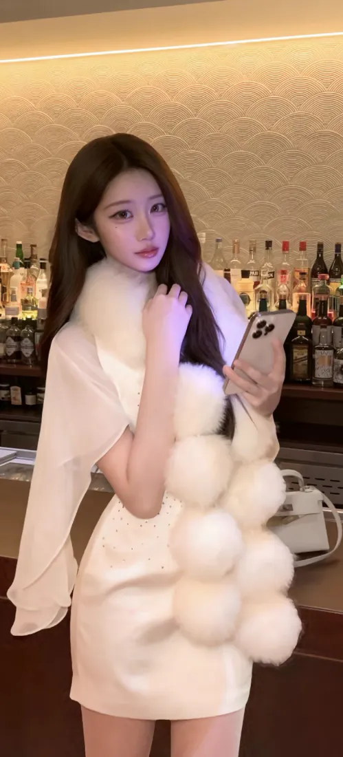 🔥手机壁纸|酒吧对镜自拍背景图片 - 白衣长发美女毛绒花朵包「哲风壁纸」 🔥手机壁纸|酒吧对镜自拍背景图片 - 白衣长发美女毛绒花朵包「哲风壁纸」
