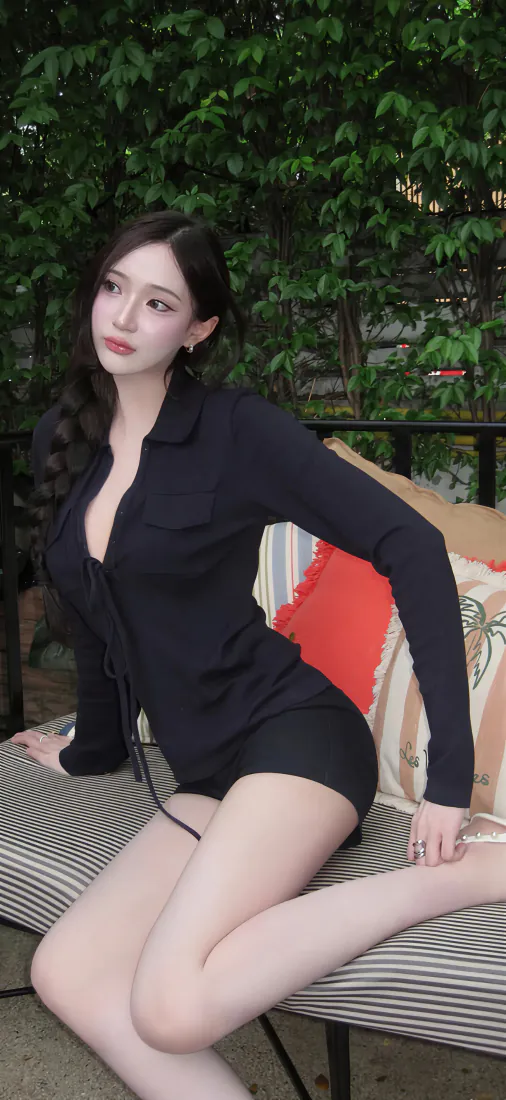 手机壁纸|户外绿植背景图片 - 黑衬衫卷发御姐美女写真「哲风壁纸」 手机壁纸|户外绿植背景图片 - 黑衬衫卷发御姐美女写真「哲风壁纸」
