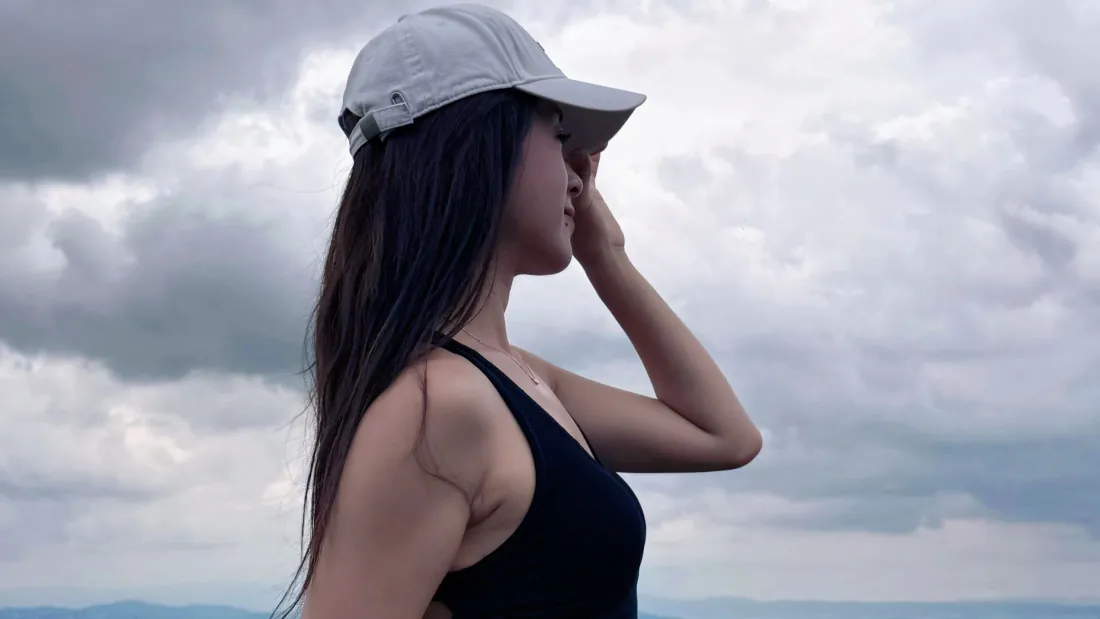 3k美女壁纸｜阴天云层背景图片 - 戴帽侧身人像写真「哲风壁纸」
