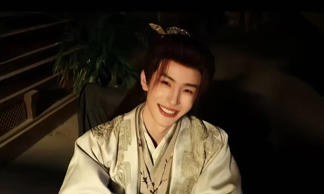 2k壁纸｜张翅宋制汉服夜晚暖光古装微笑写真背景图片「哲风壁纸」