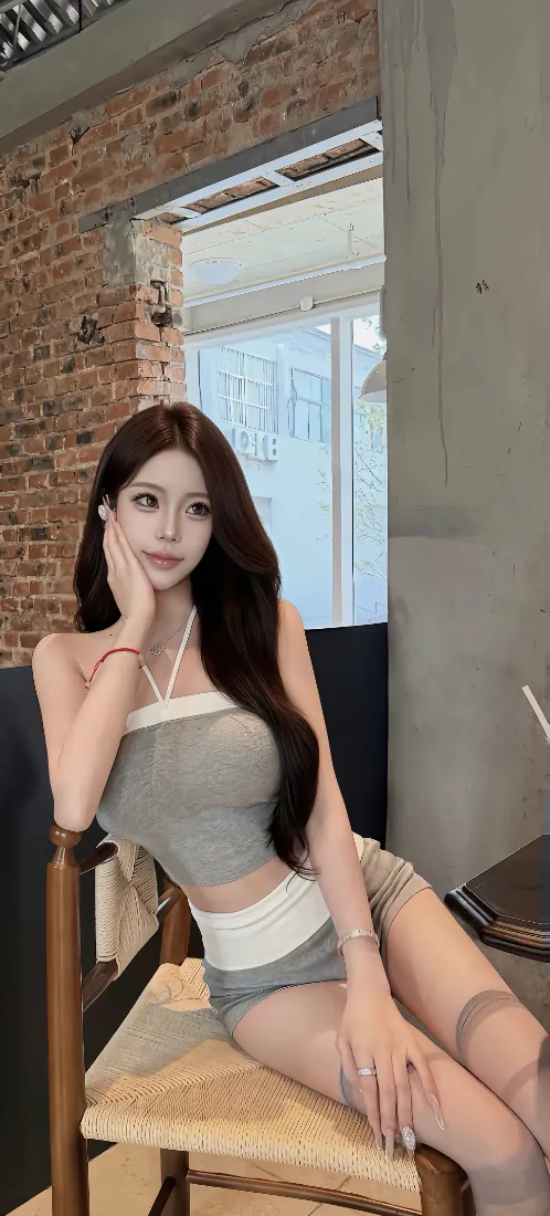 手机壁纸｜长发性感美女室内写真背景图片 - 灰抹腰裤坐木椅「哲风壁纸」