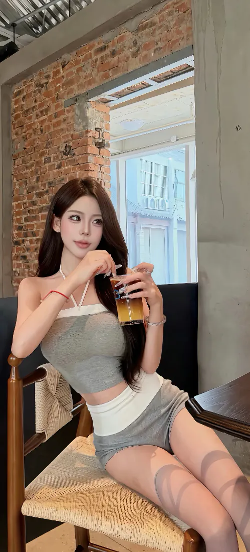 手机壁纸｜灰衣露腰长发美女 咖啡馆手持饮品写真背景图片「哲风壁纸」