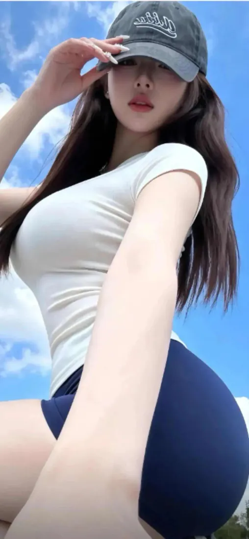 手机壁纸|戴棒球帽运动风美女户外蓝天自拍背景图片「哲风壁纸」 手机壁纸|戴棒球帽运动风美女户外蓝天自拍背景图片「哲风壁纸」
