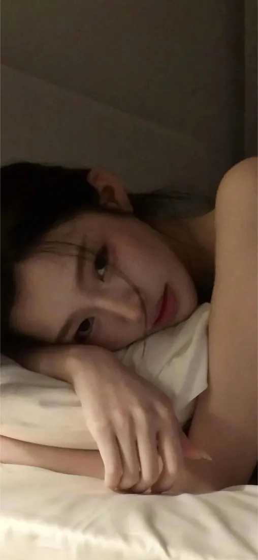 手机壁纸｜居家慵懒美女 低光氛围感侧躺床照背景图片「哲风壁纸」