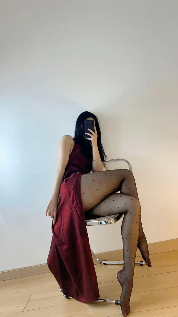 手机壁纸｜酒红色高开叉长裙黑丝美女对镜自拍背景图片 - 室内性感长腿写真「哲风壁纸」