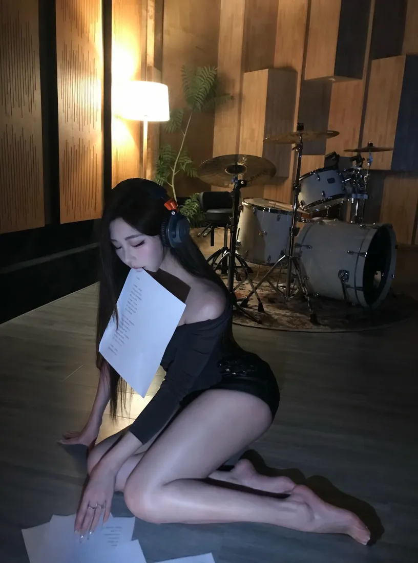 手机壁纸|录音室黑色露肩跪姿长发美女背景图片「哲风壁纸」 手机壁纸|录音室黑色露肩跪姿长发美女背景图片「哲风壁纸」
