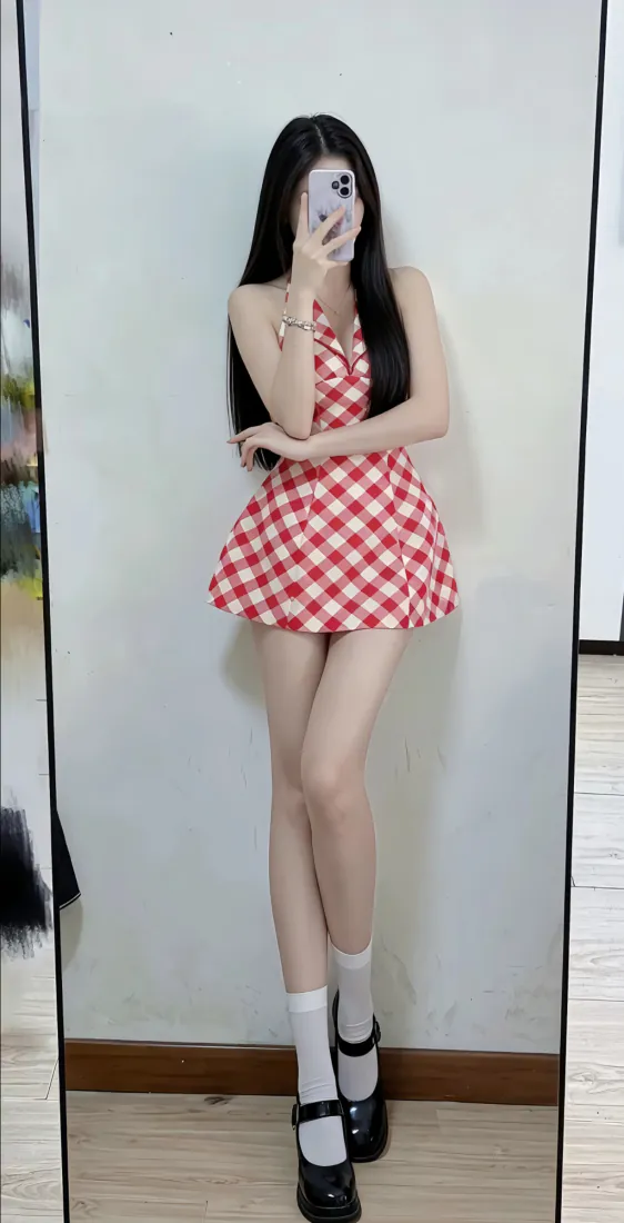 🔥手机壁纸｜红白格纹挂脖短裙 长腿甜妹对镜自拍背景图片「哲风壁纸」