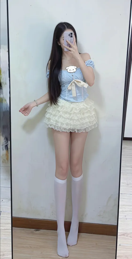 手机壁纸｜美女背景图片 - 露肩上衣蛋糕裙过膝袜对镜自拍「哲风壁纸」