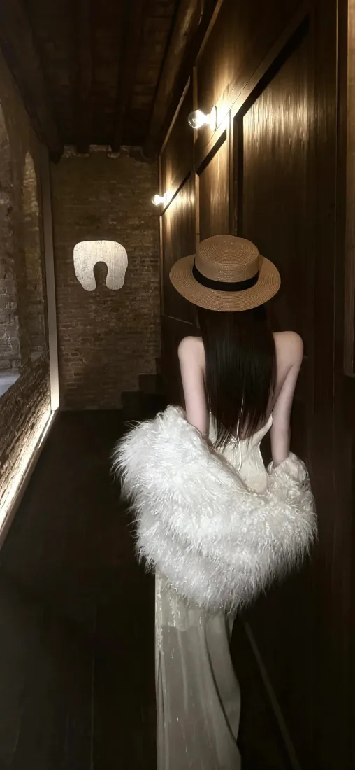 纯欲风女生背影｜白色毛绒披肩吊带长裙 复古礼帽氛围感「哲风壁纸」