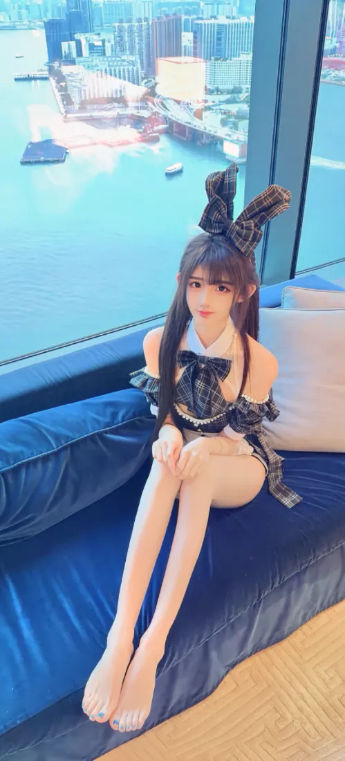手机壁纸｜兔耳黑裙少女海景落地窗沙发坐姿 - 长腿人像写真「哲风壁纸」