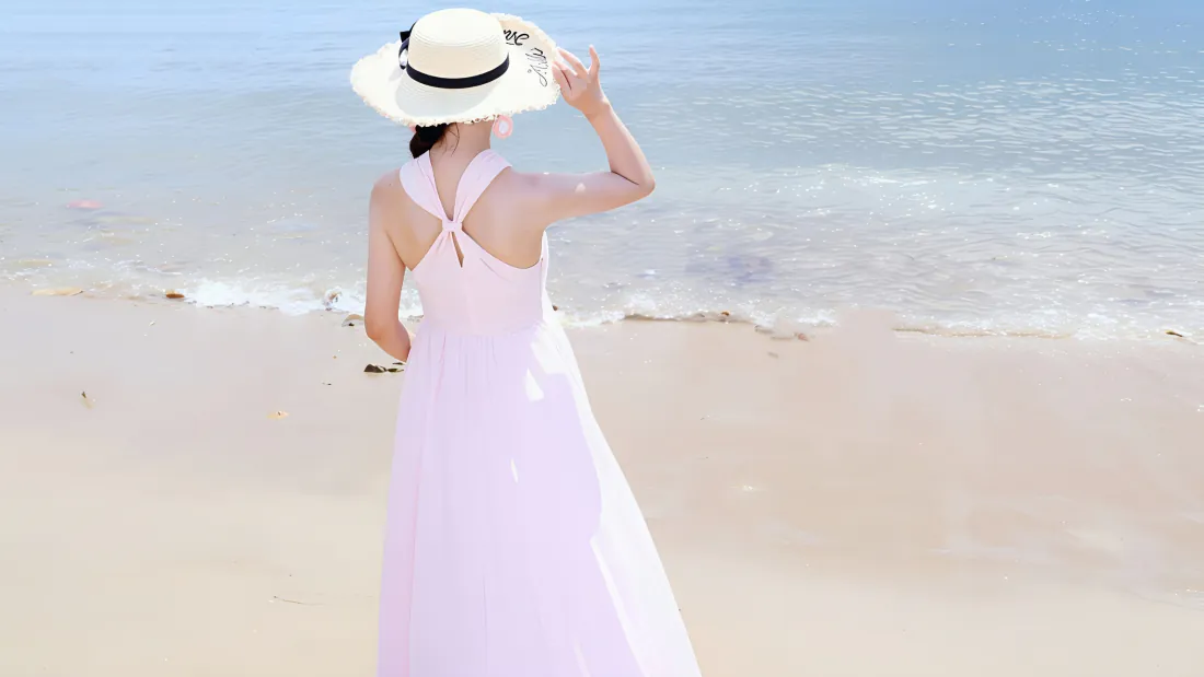 3k壁纸｜海边白裙草帽美女背影背景图片 - 清新夏日沙滩人像「哲风壁纸」