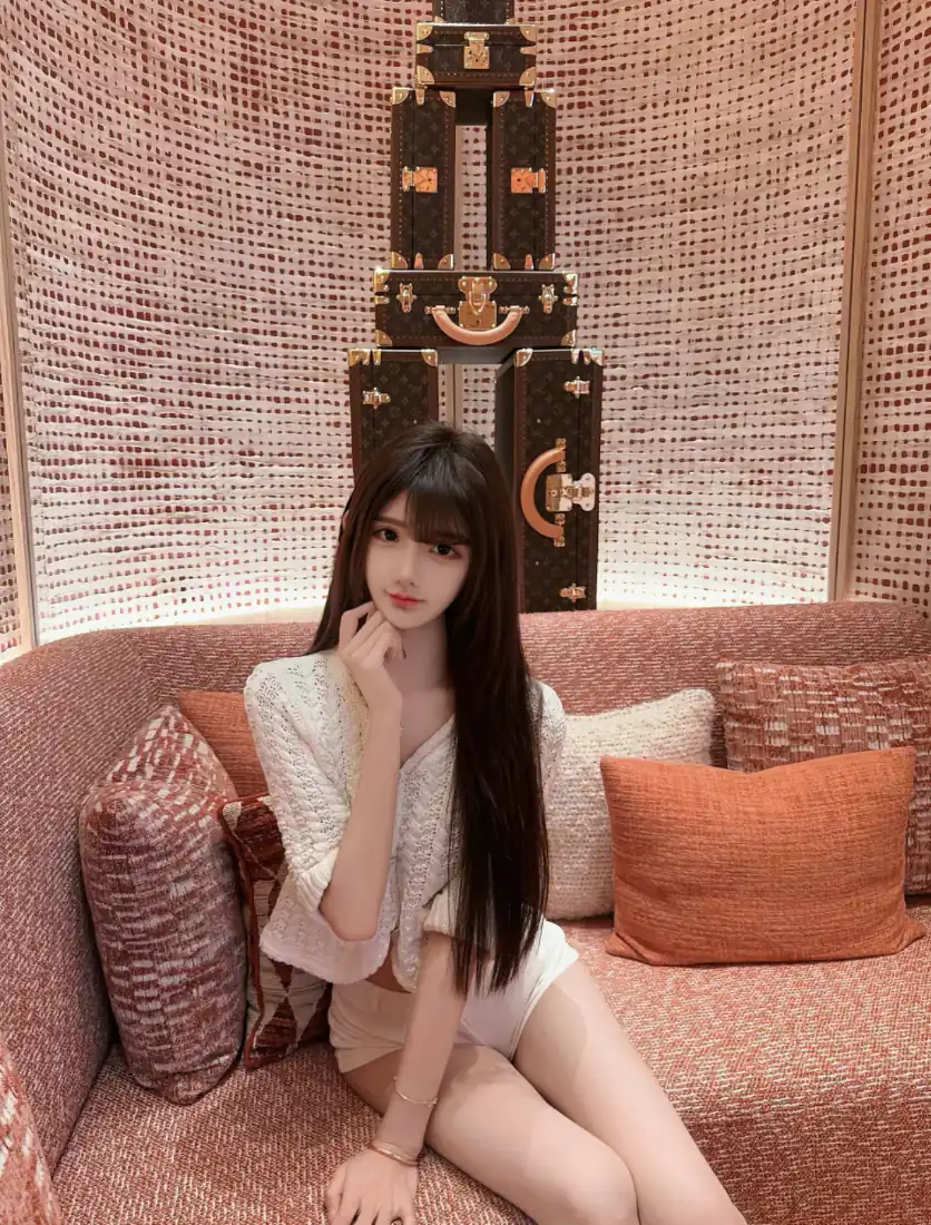 手机壁纸|黑长直齐刘海美女沙发写真背景图片「哲风壁纸」 手机壁纸|黑长直齐刘海美女沙发写真背景图片「哲风壁纸」