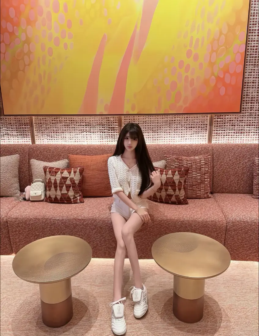 黑长直美女居家沙发写真|室内氛围感背景图片「哲风壁纸」 黑长直美女居家沙发写真|室内氛围感背景图片「哲风壁纸」