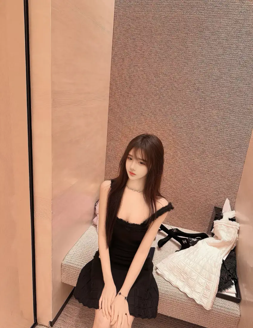 手机壁纸|黑色吊带短裙美女背景图片 - 室内氛围感写真「哲风壁纸」 手机壁纸|黑色吊带短裙美女背景图片 - 室内氛围感写真「哲风壁纸」