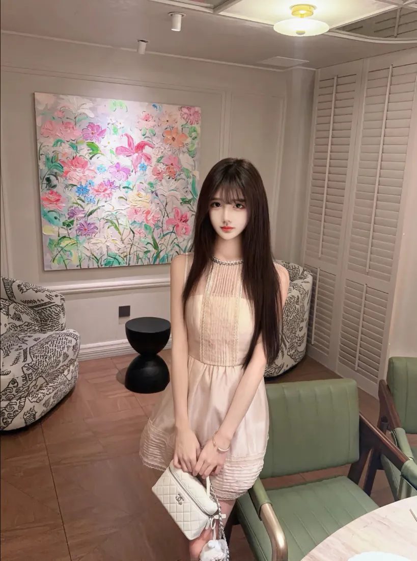 手机壁纸｜气质长发少女室内写真 - 浅粉纱裙持白包「哲风壁纸」