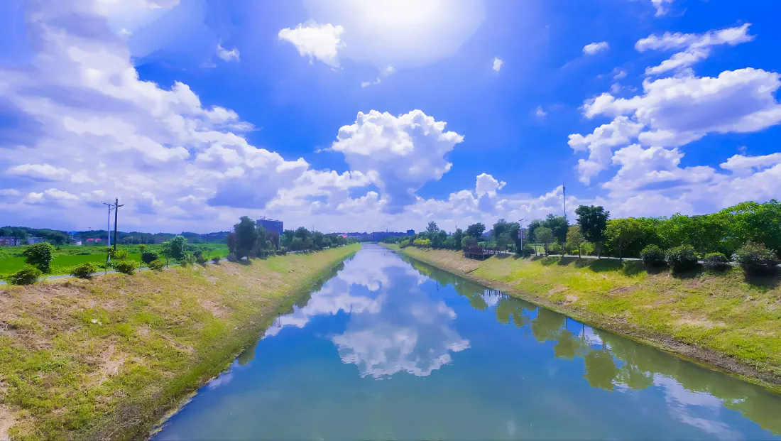 4k蓝天河流壁纸｜自然风景背景图片 - 郊野河道风光「哲风壁纸」