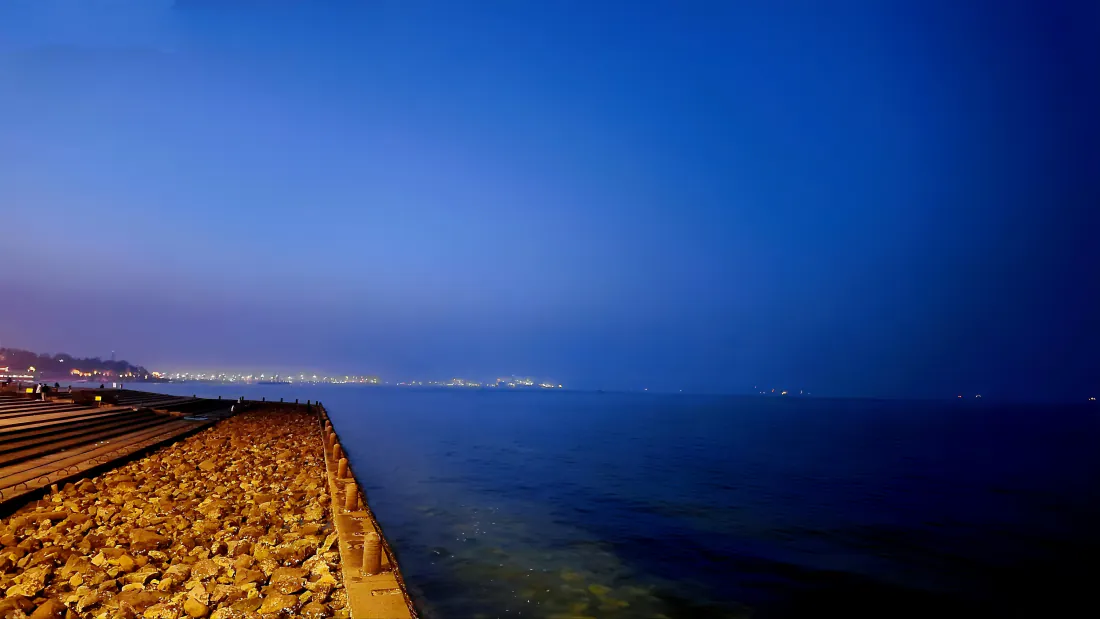 4k壁纸｜大海黄昏海岸线防波堤背景图片 - 静谧暮色海景「哲风壁纸」