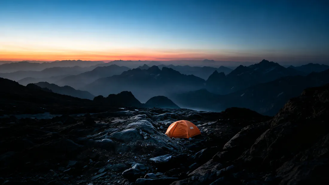 3k壁纸｜山间露营日出背景图片 橙帐层叠远山「哲风壁纸」