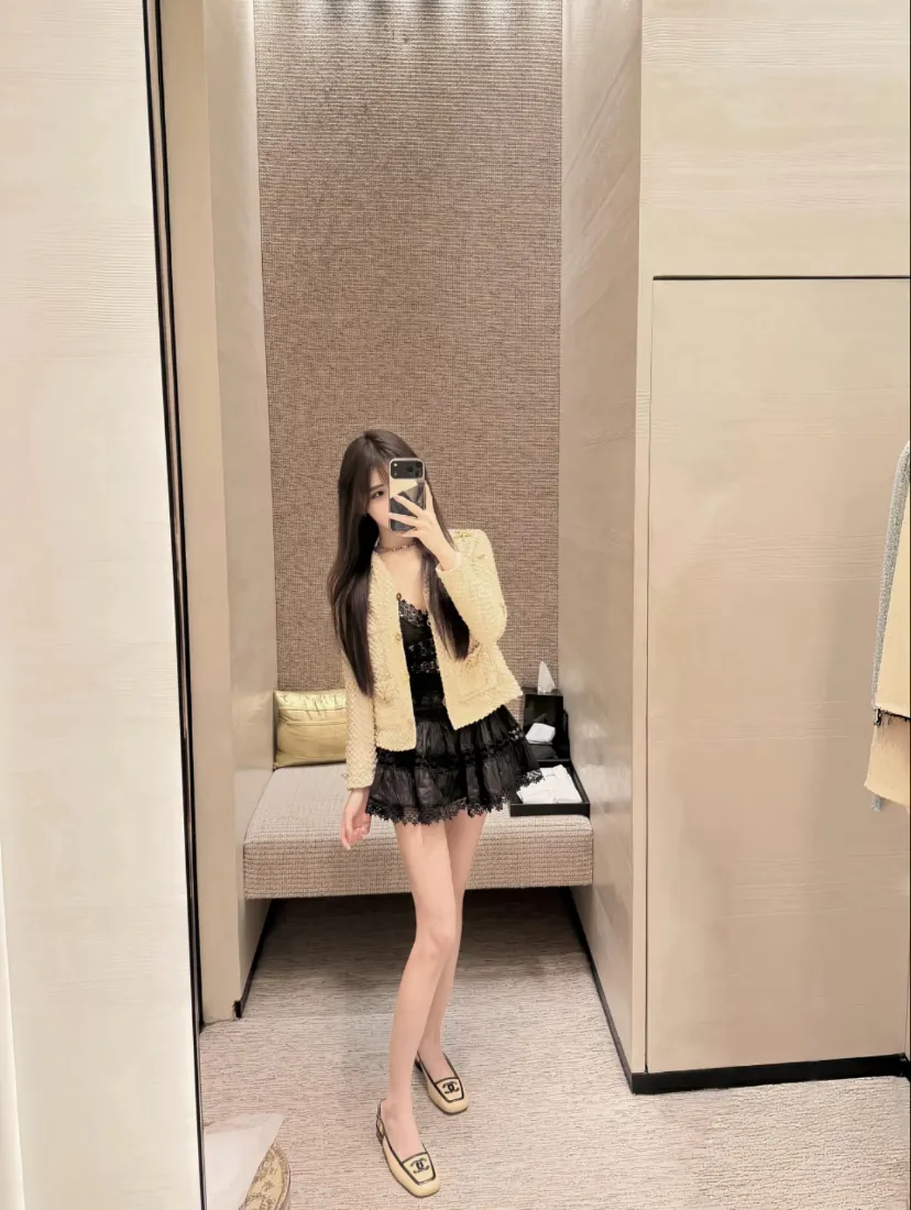 手机壁纸|年轻女生对镜自拍背景图片 - 黄外套黑短裙穿搭「哲风壁纸」 手机壁纸|年轻女生对镜自拍背景图片 - 黄外套黑短裙穿搭「哲风壁纸」