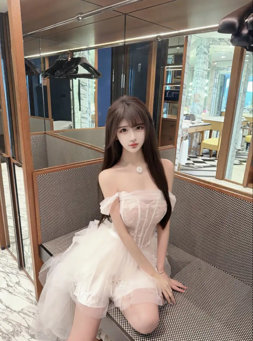 美女手机壁纸｜试衣间背景图片 - 浅粉纱裙少女「哲风壁纸」
