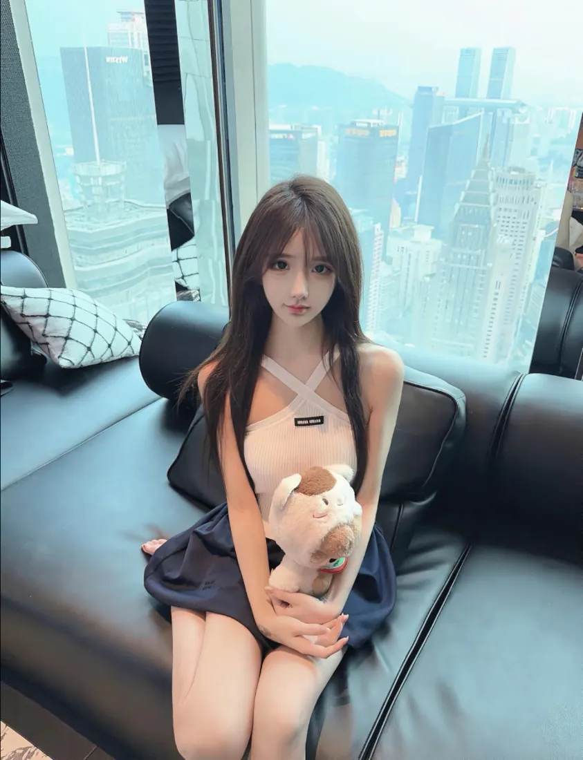 🔥手机壁纸｜长发美女坐沙发抱玩偶城市落地窗背景图片「哲风壁纸」
