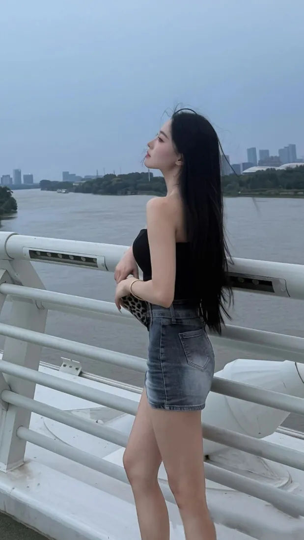 手机壁纸｜江边桥上黑长直美女牛仔短裤背景图片 - 阴天氛围写真「哲风壁纸」