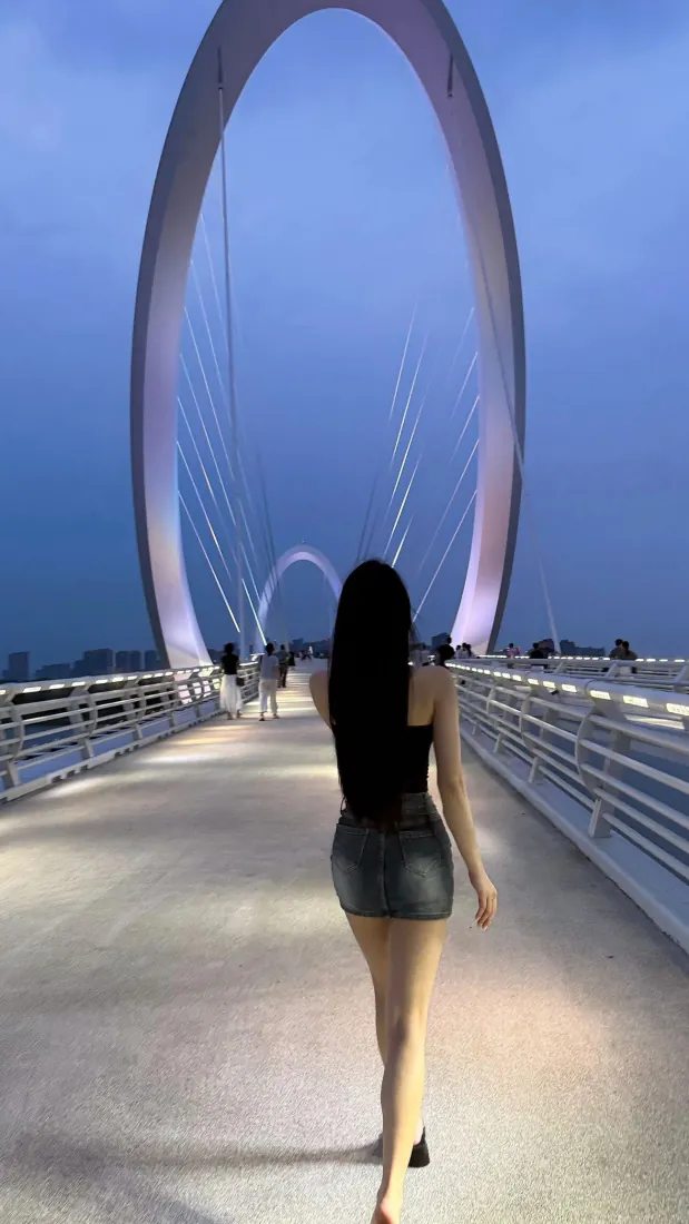 美女手机壁纸｜南京眼步行桥夜景 黑长直穿搭美女背影背景图片「哲风壁纸」