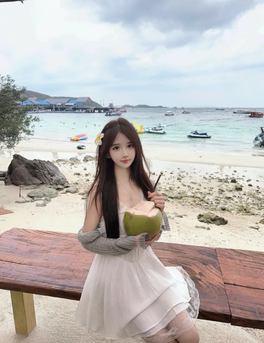 手机壁纸|海边白裙美女手持青椰度假写真背景图片「哲风壁纸」 手机壁纸|海边白裙美女手持青椰度假写真背景图片「哲风壁纸」