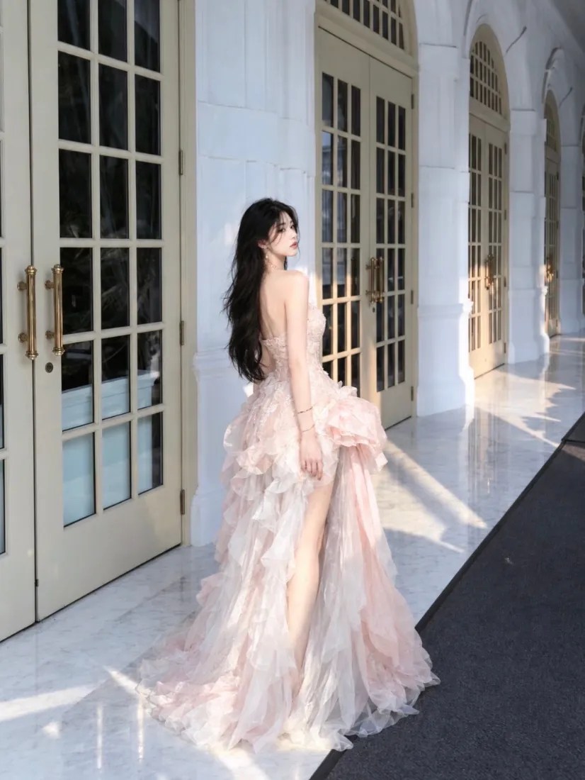 手机壁纸|粉色露背纱裙美女 欧式建筑走廊写真背景图片「哲风壁纸」 手机壁纸|粉色露背纱裙美女 欧式建筑走廊写真背景图片「哲风壁纸」