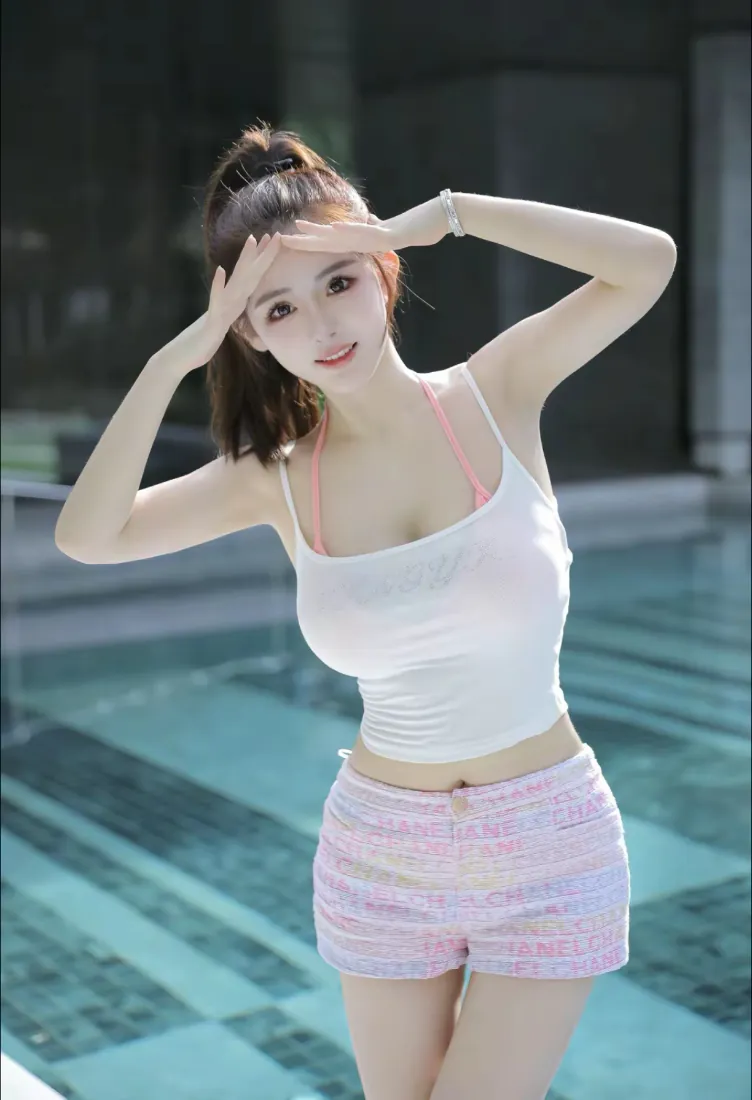 手机壁纸|泳池边青春少女 白吊带粉短裤清新写真背景图片「哲风壁纸」 手机壁纸|泳池边青春少女 白吊带粉短裤清新写真背景图片「哲风壁纸」