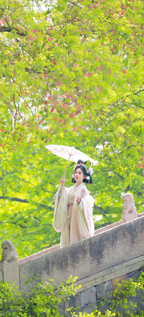 手机壁纸｜古风白衣汉服女子撑油纸伞园林背景图片「哲风壁纸」