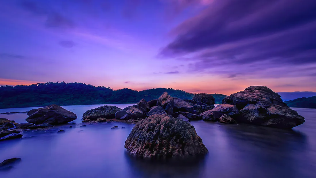 4k壁纸｜背景图片 - 暮色湖泊礁石紫霞天空自然风景「哲风壁纸」