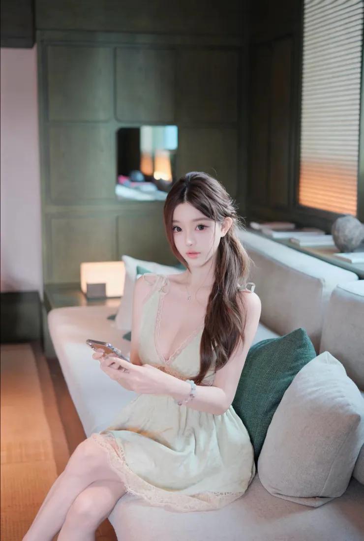 浅白吊带裙美女手机壁纸|居家客厅沙发背景图片 - 低马尾暖调写真「哲风壁纸」 浅白吊带裙美女手机壁纸|居家客厅沙发背景图片 - 低马尾暖调写真「哲风壁纸」
