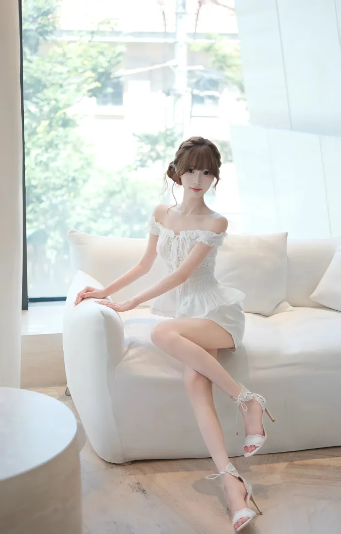 白衣露肩美女居家手机壁纸|明亮落地窗背景图片 - 白裙沙发写真「哲风壁纸」 白衣露肩美女居家手机壁纸|明亮落地窗背景图片 - 白裙沙发写真「哲风壁纸」