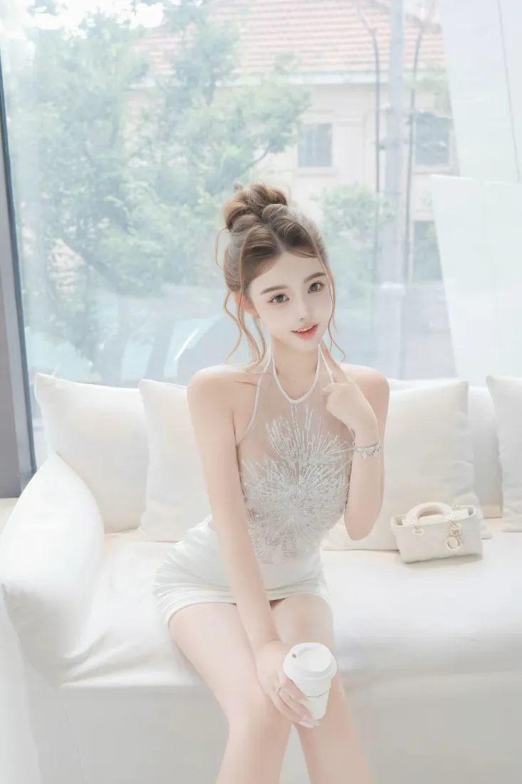 年轻丸子头清纯美女手机壁纸|窗边白沙发背景图片 - 柔白居家氛围「哲风壁纸」 年轻丸子头清纯美女手机壁纸|窗边白沙发背景图片 - 柔白居家氛围「哲风壁纸」